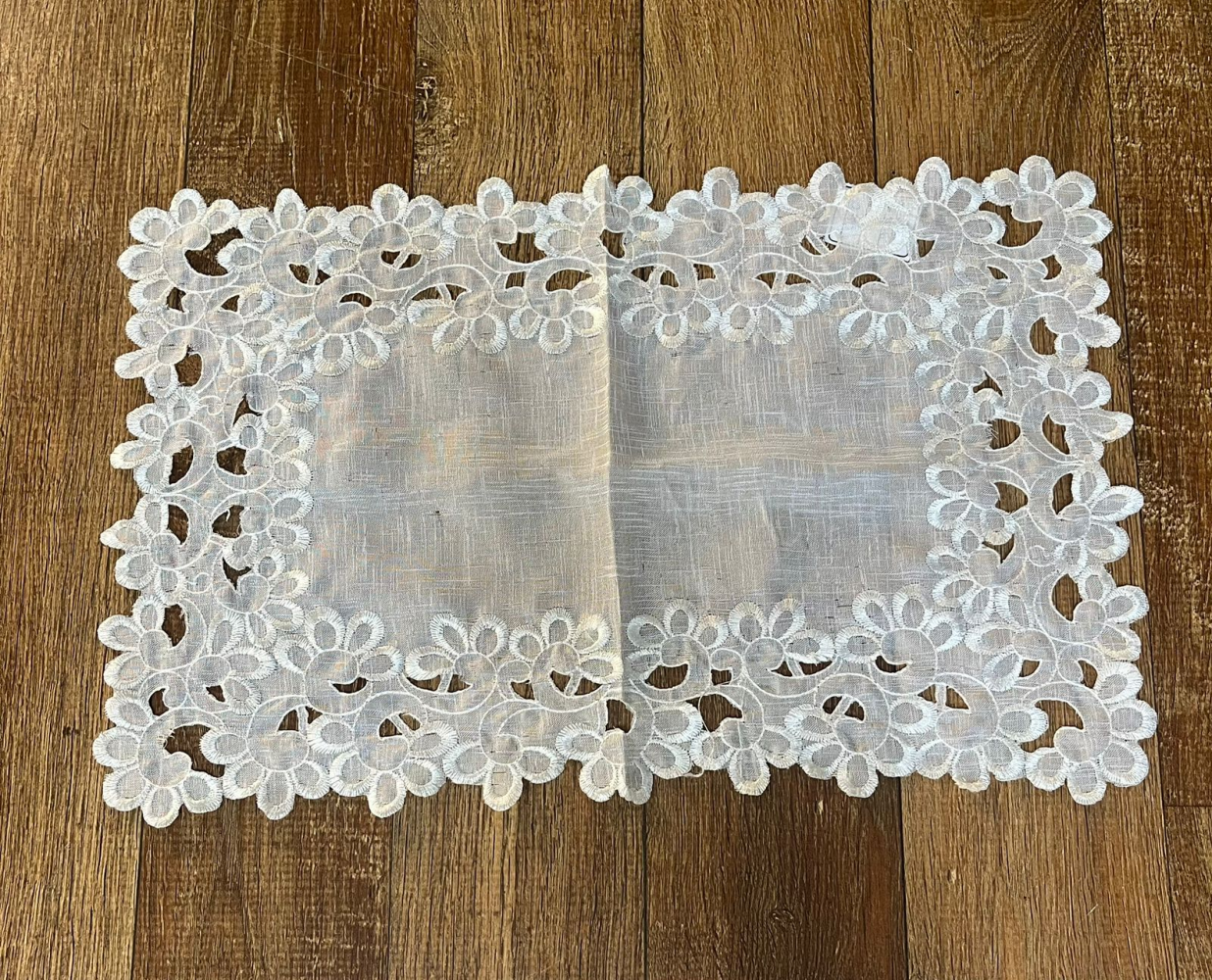 Jogo americano retangular voil branco de flor 
