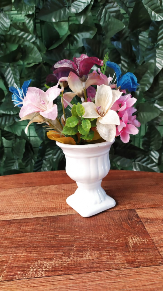 mini vaso branco com florzinha azul e rosa