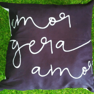 ALMOFADA PRETA PALAVRA AMOR GERA AMOR