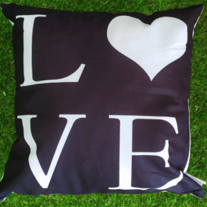 ALMOFADA PRETA PALAVRA LOVE