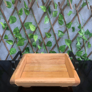 BANDEJA DE  MADEIRA QUADRADA MD C/ ALÇA PRETA C 25/ L 22/AL 5