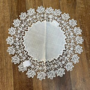 JOGO AMERICANO REDONDO MARFIM RUSTICO C/ GUIPIR FLOR 45 CM