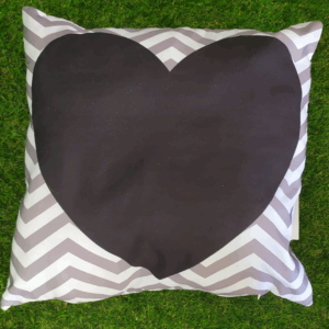 ALMOFADA PRETA CORAÇÃO