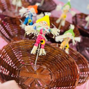 CESTA JUNINO C/ ESPATALHO CHAPÉU AMARELO