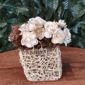 CACHEPO COM FLORES MARFIM