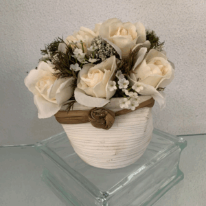 VASO COM FLORES MARFIM 20 CM