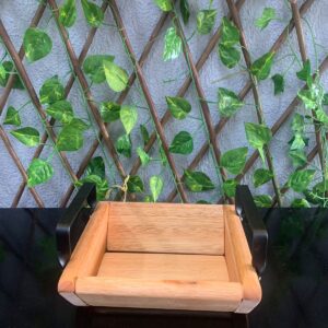 BANDEJA DE MADEIRA QUADRADA PQ C/ ALÇA PRETA C 15/ L 18/AL 6