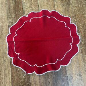 JOGO AMERICANO VERMELHO COM BORDADO BRANCO NA PONTA 45x45